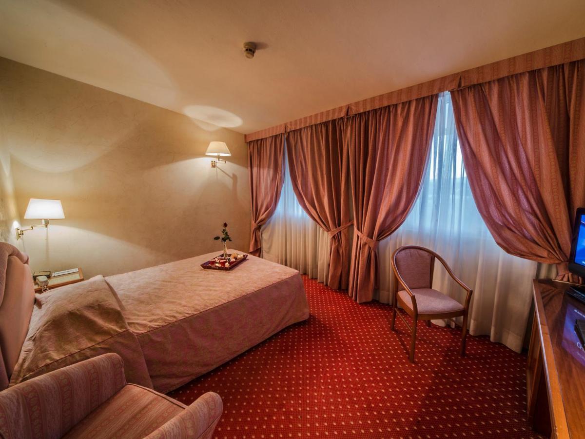 Hotel Valdarno Монтеваркі Екстер'єр фото