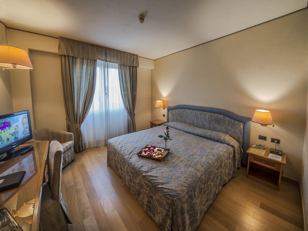 Hotel Valdarno Монтеваркі Екстер'єр фото