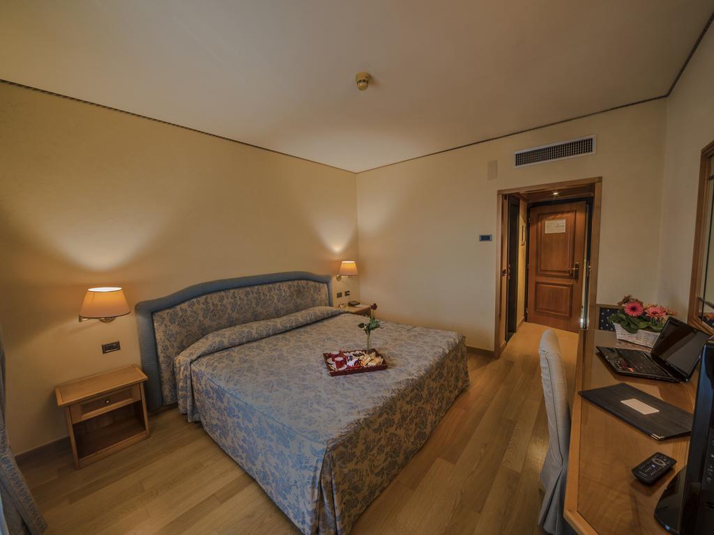 Hotel Valdarno Монтеваркі Екстер'єр фото