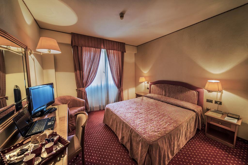 Hotel Valdarno Монтеваркі Екстер'єр фото